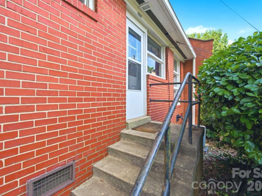 4227 Cheltenham Road, Charlotte, NC 28211.  MLS# CAR4391959, YatesRealty ID 34800. 