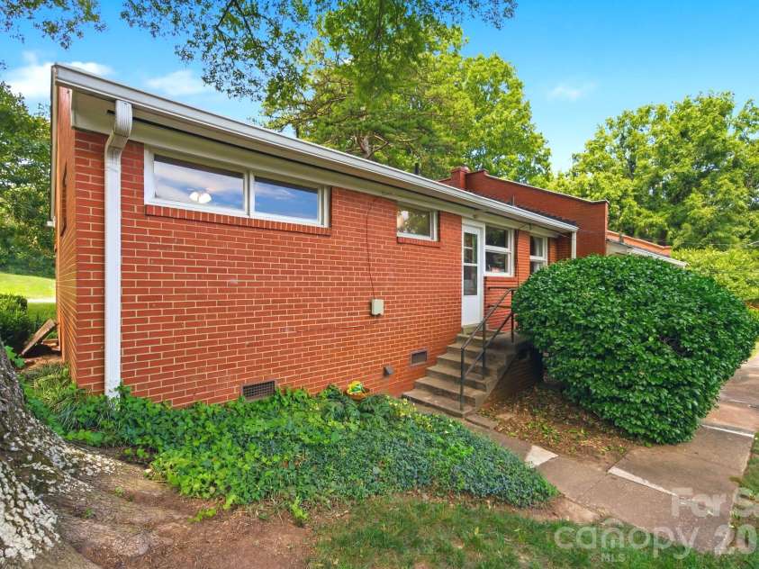 4227 Cheltenham Road, Charlotte, NC 28211.  MLS# CAR4391959, YatesRealty ID 34800. 
