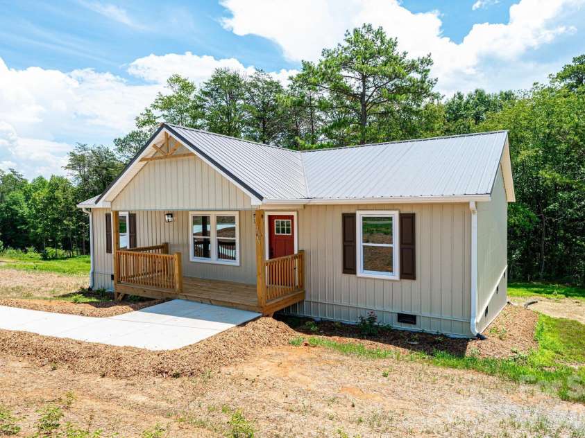 2033 Bailey Drive, Hickory, NC 28601.  MLS# CAR4393878, YatesRealty ID 34803. 