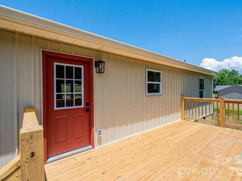 2033 Bailey Drive, Hickory, NC 28601.  MLS# CAR4393878, YatesRealty ID 34803. 