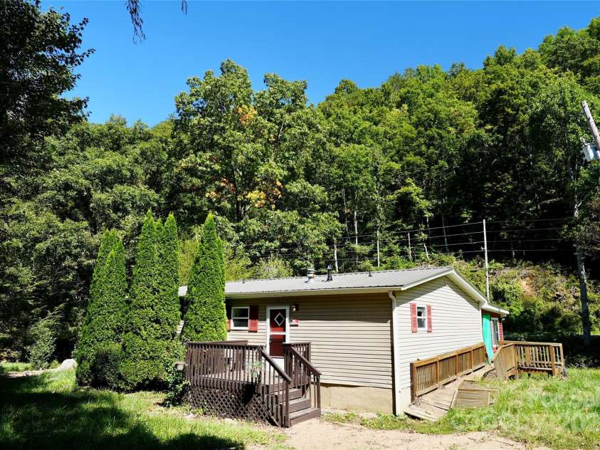 320 Pacer Trail, Canton, NC 28716.  MLS# CAR4296677, YatesRealty ID 34803. 