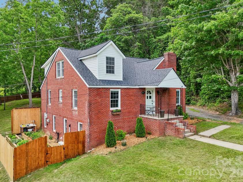 111 Bennett Street, Burnsville, NC 28714.  MLS# CAR4390784, YatesRealty ID 34804. 