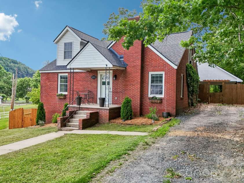 111 Bennett Street, Burnsville, NC 28714.  MLS# CAR4390784, YatesRealty ID 34804. 