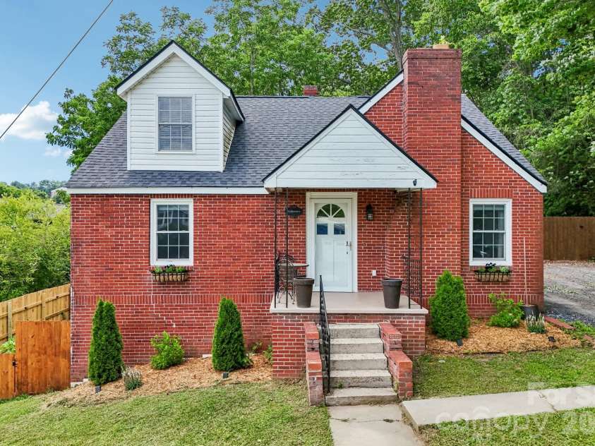 111 Bennett Street, Burnsville, NC 28714.  MLS# CAR4390784, YatesRealty ID 34804. 