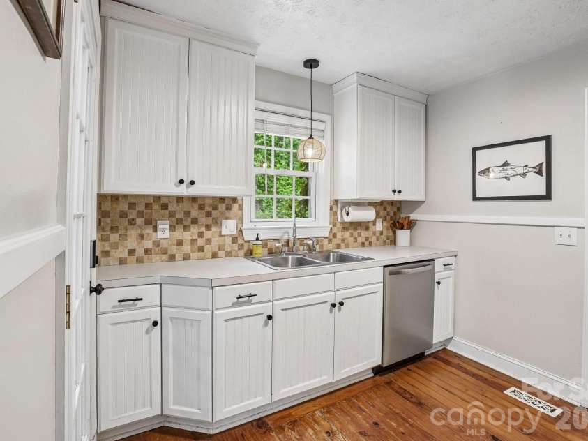 111 Bennett Street, Burnsville, NC 28714.  MLS# CAR4390784, YatesRealty ID 34804. Kitchen