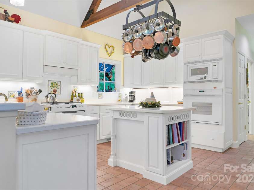 174 Echota Lane, Brevard, NC 28712.  MLS# CAR4291447, YatesRealty ID 34805. 