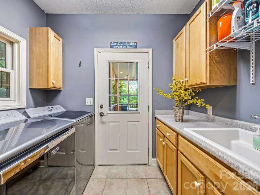 840 Stoney Stream Lane, Arden, NC 28704.  MLS# CAR4394333, YatesRealty ID 34811. Main floor Laundry