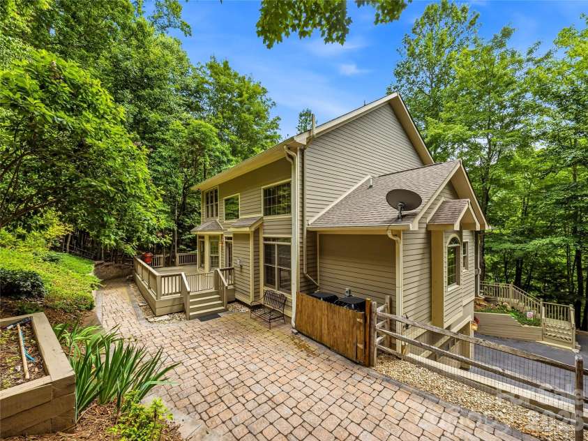 840 and 856 Stoney Stream Lane, Arden, NC 28704.  MLS# CAR4396084, YatesRealty ID 34812. 