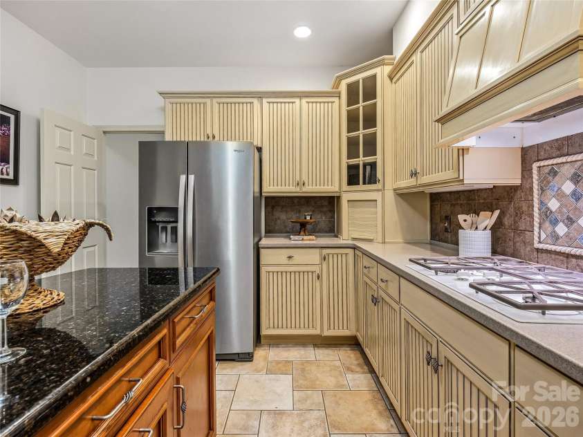 840 and 856 Stoney Stream Lane, Arden, NC 28704.  MLS# CAR4396084, YatesRealty ID 34812. A gas range