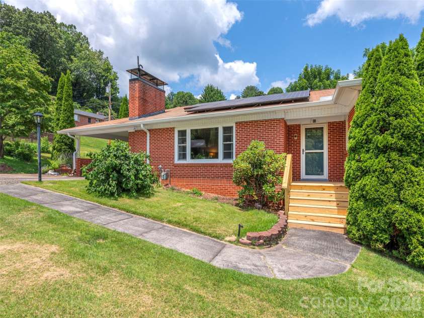 46 Flint Street, Waynesville, NC 28786.  MLS# CAR4399468, YatesRealty ID 34813. 