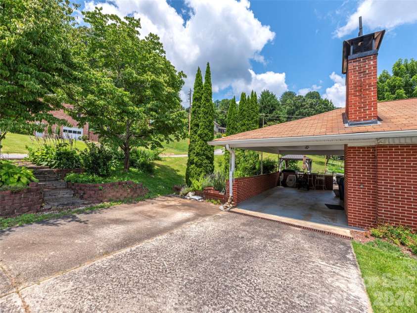 46 Flint Street, Waynesville, NC 28786.  MLS# CAR4399468, YatesRealty ID 34813. 