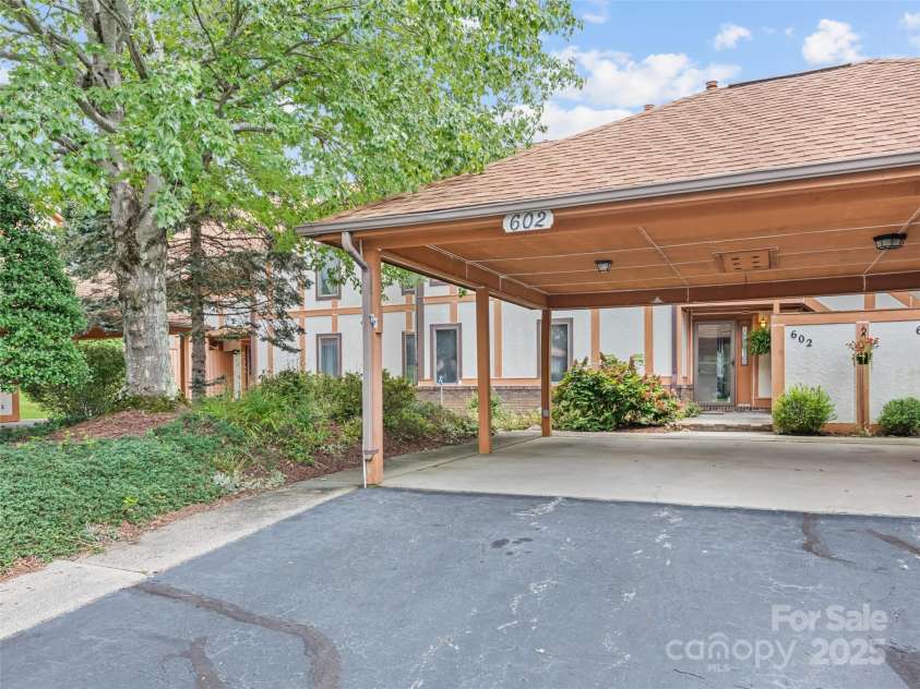 602 Fleetwood Plaza, Hendersonville, NC 28739.  MLS# CAR4294916, YatesRealty ID 34814. 