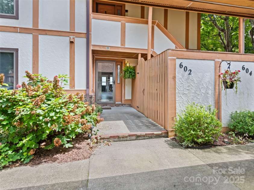 602 Fleetwood Plaza, Hendersonville, NC 28739.  MLS# CAR4294916, YatesRealty ID 34814. 