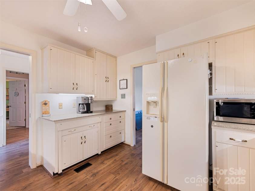 602 Fleetwood Plaza, Hendersonville, NC 28739.  MLS# CAR4294916, YatesRealty ID 34814. 