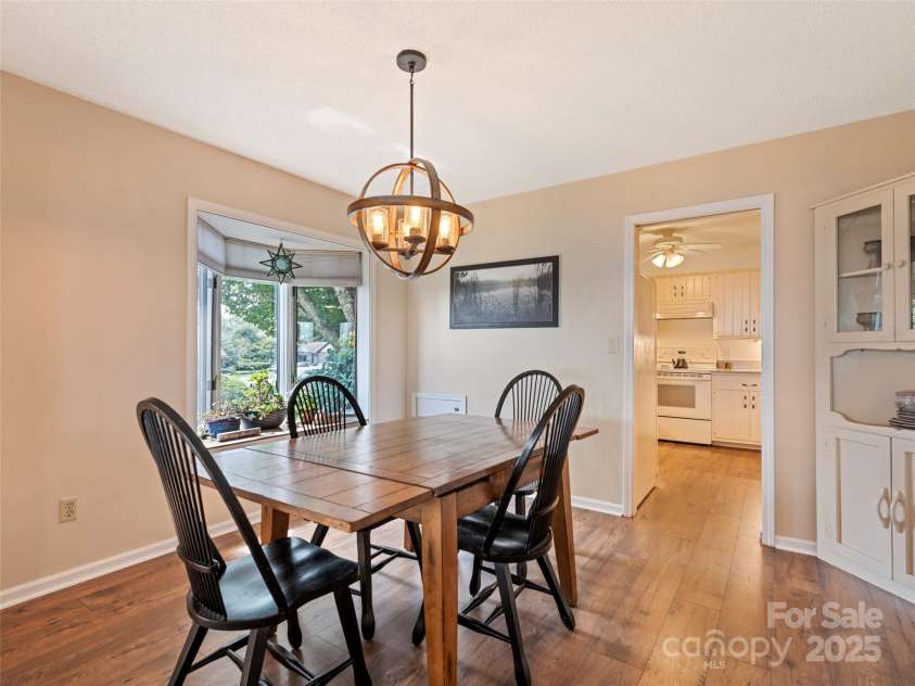 602 Fleetwood Plaza, Hendersonville, NC 28739.  MLS# CAR4294916, YatesRealty ID 34814. 