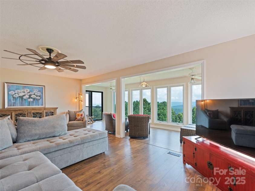 602 Fleetwood Plaza, Hendersonville, NC 28739.  MLS# CAR4294916, YatesRealty ID 34814. 