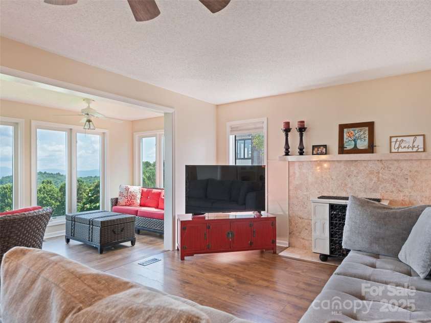 602 Fleetwood Plaza, Hendersonville, NC 28739.  MLS# CAR4294916, YatesRealty ID 34814. 