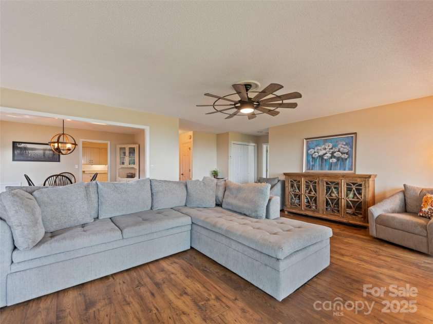 602 Fleetwood Plaza, Hendersonville, NC 28739.  MLS# CAR4294916, YatesRealty ID 34814. 