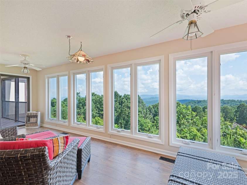 602 Fleetwood Plaza, Hendersonville, NC 28739.  MLS# CAR4294916, YatesRealty ID 34814. 