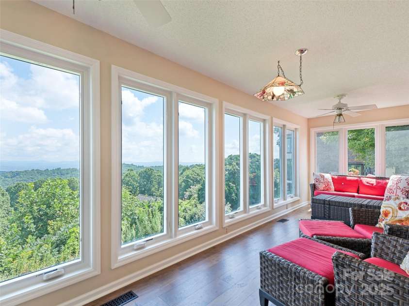 602 Fleetwood Plaza, Hendersonville, NC 28739.  MLS# CAR4294916, YatesRealty ID 34814. 