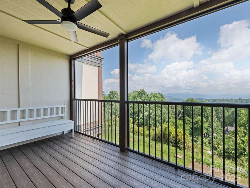 602 Fleetwood Plaza, Hendersonville, NC 28739.  MLS# CAR4294916, YatesRealty ID 34814. 