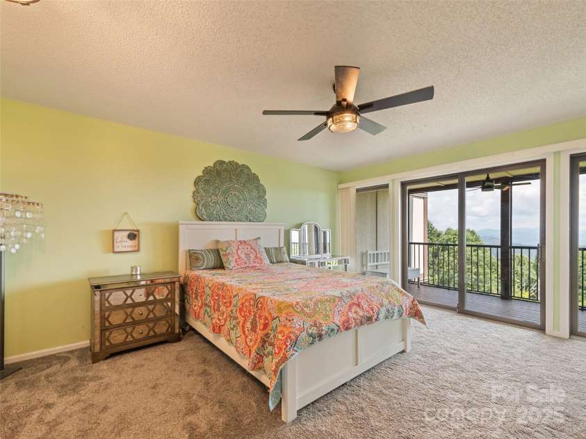 602 Fleetwood Plaza, Hendersonville, NC 28739.  MLS# CAR4294916, YatesRealty ID 34814. 