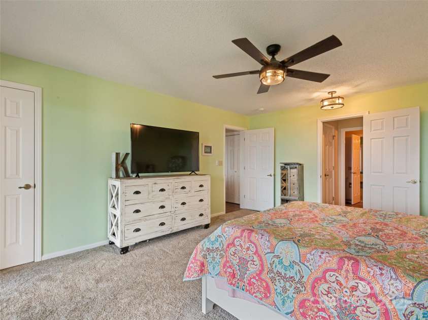 602 Fleetwood Plaza, Hendersonville, NC 28739.  MLS# CAR4294916, YatesRealty ID 34814. 