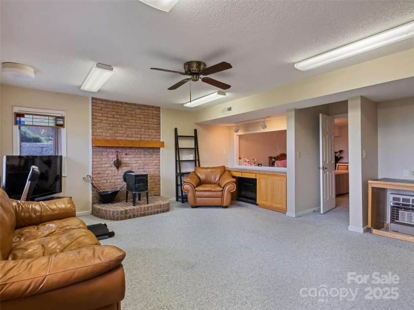 602 Fleetwood Plaza, Hendersonville, NC 28739.  MLS# CAR4294916, YatesRealty ID 34814. 