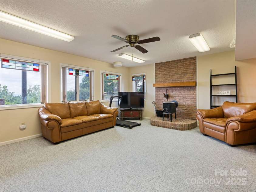 602 Fleetwood Plaza, Hendersonville, NC 28739.  MLS# CAR4294916, YatesRealty ID 34814. 