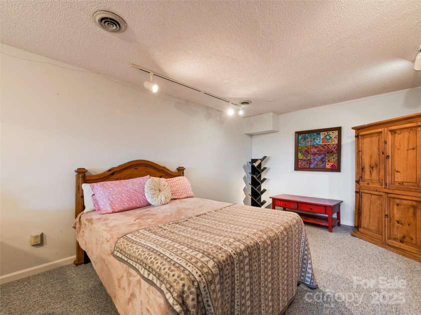 602 Fleetwood Plaza, Hendersonville, NC 28739.  MLS# CAR4294916, YatesRealty ID 34814. 
