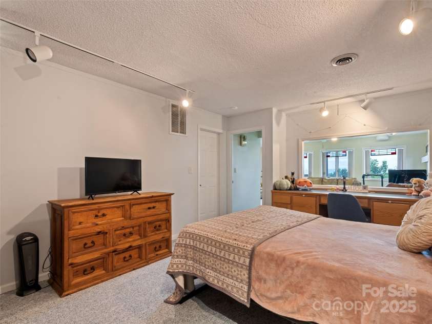 602 Fleetwood Plaza, Hendersonville, NC 28739.  MLS# CAR4294916, YatesRealty ID 34814. 