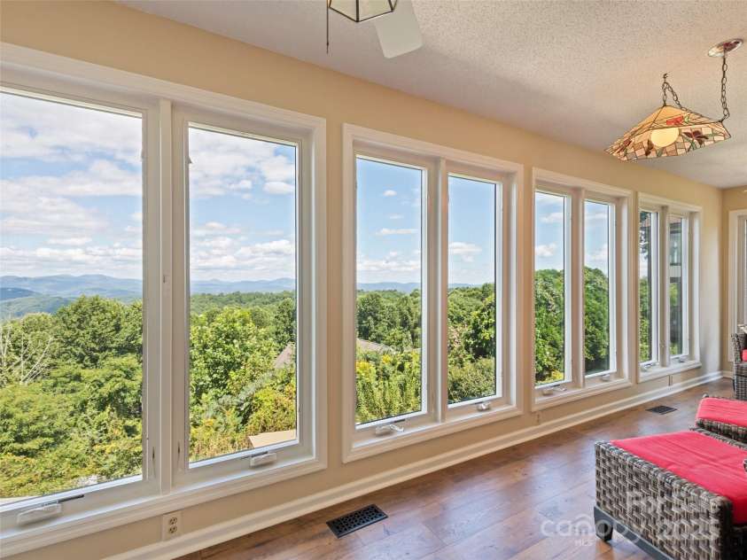 602 Fleetwood Plaza, Hendersonville, NC 28739.  MLS# CAR4294916, YatesRealty ID 34814. 