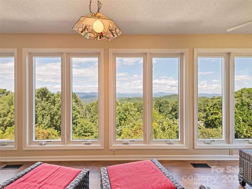 602 Fleetwood Plaza, Hendersonville, NC 28739.  MLS# CAR4294916, YatesRealty ID 34814. 
