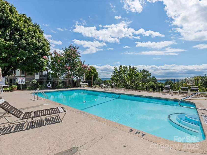 602 Fleetwood Plaza, Hendersonville, NC 28739.  MLS# CAR4294916, YatesRealty ID 34814. 