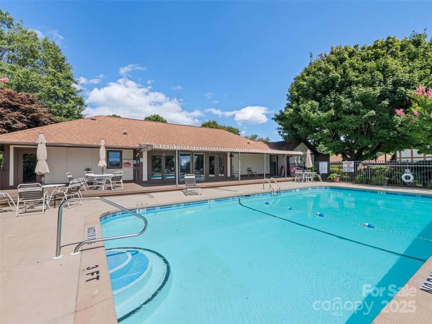 602 Fleetwood Plaza, Hendersonville, NC 28739.  MLS# CAR4294916, YatesRealty ID 34814. 