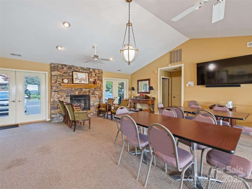 602 Fleetwood Plaza, Hendersonville, NC 28739.  MLS# CAR4294916, YatesRealty ID 34814. 