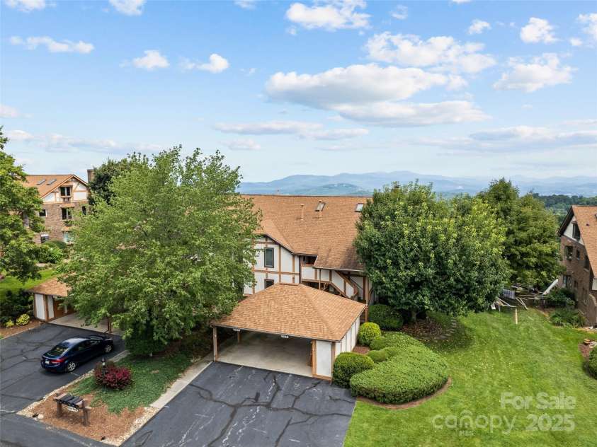 602 Fleetwood Plaza, Hendersonville, NC 28739.  MLS# CAR4294916, YatesRealty ID 34814. 