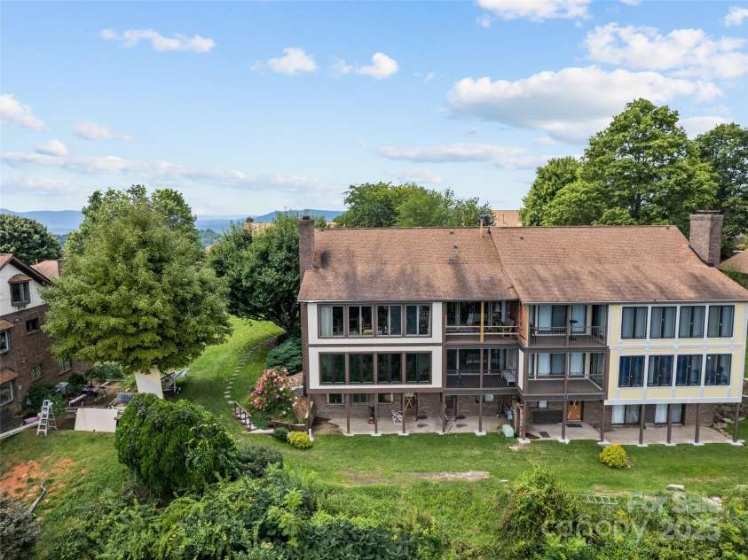 602 Fleetwood Plaza, Hendersonville, NC 28739.  MLS# CAR4294916, YatesRealty ID 34814. 