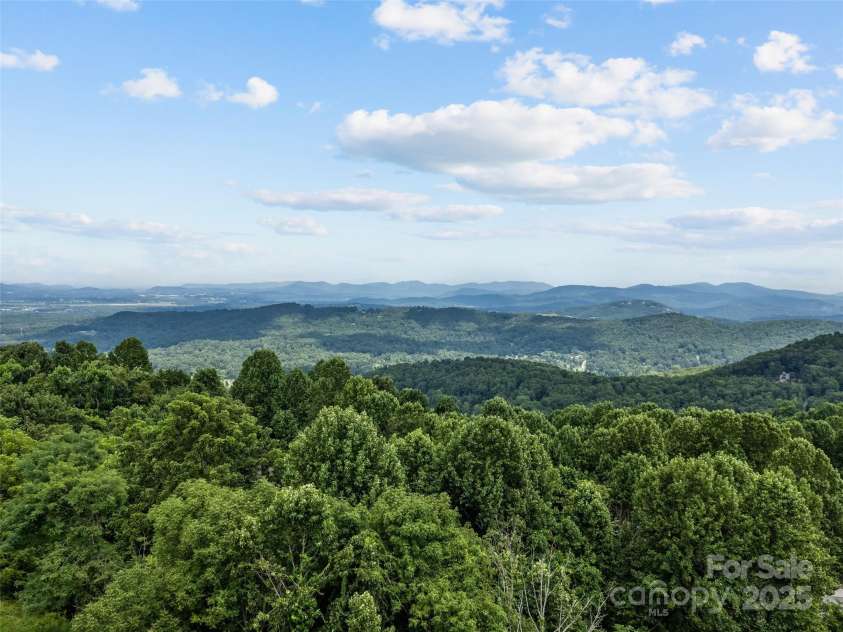 602 Fleetwood Plaza, Hendersonville, NC 28739.  MLS# CAR4294916, YatesRealty ID 34814. 