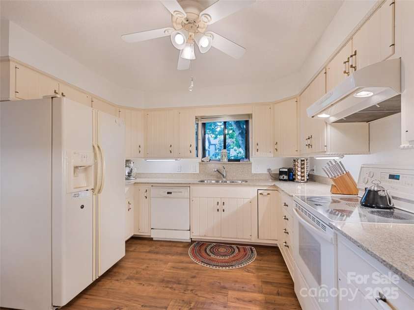 602 Fleetwood Plaza, Hendersonville, NC 28739.  MLS# CAR4294916, YatesRealty ID 34814. 