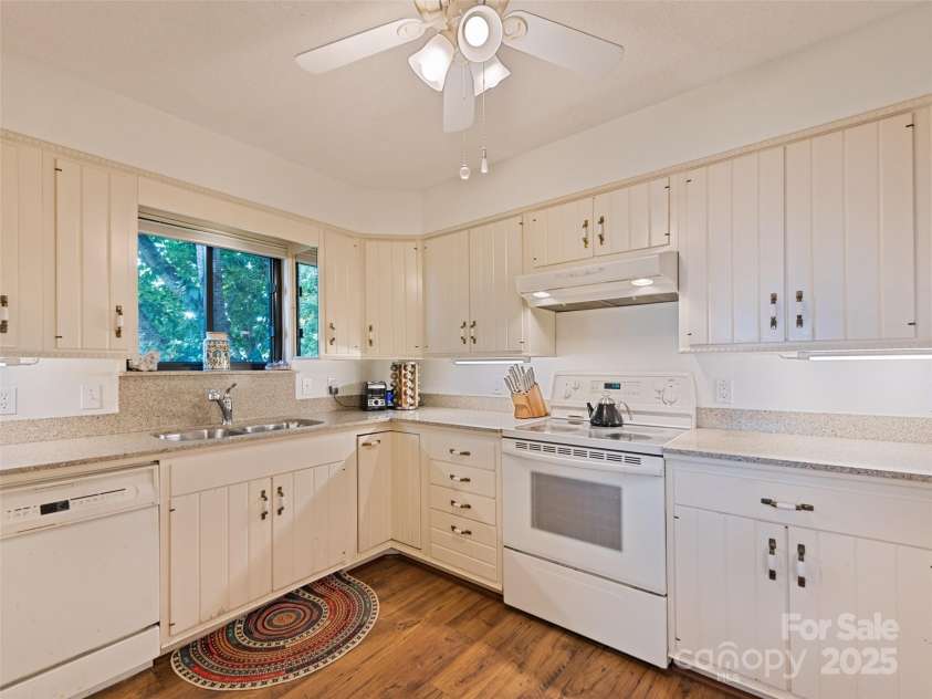 602 Fleetwood Plaza, Hendersonville, NC 28739.  MLS# CAR4294916, YatesRealty ID 34814. 