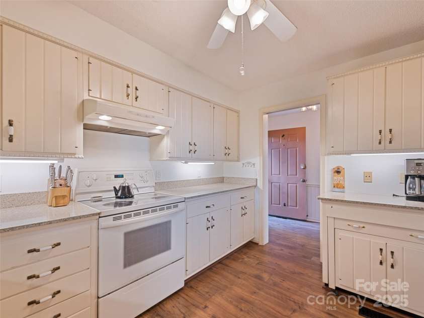 602 Fleetwood Plaza, Hendersonville, NC 28739.  MLS# CAR4294916, YatesRealty ID 34814. 