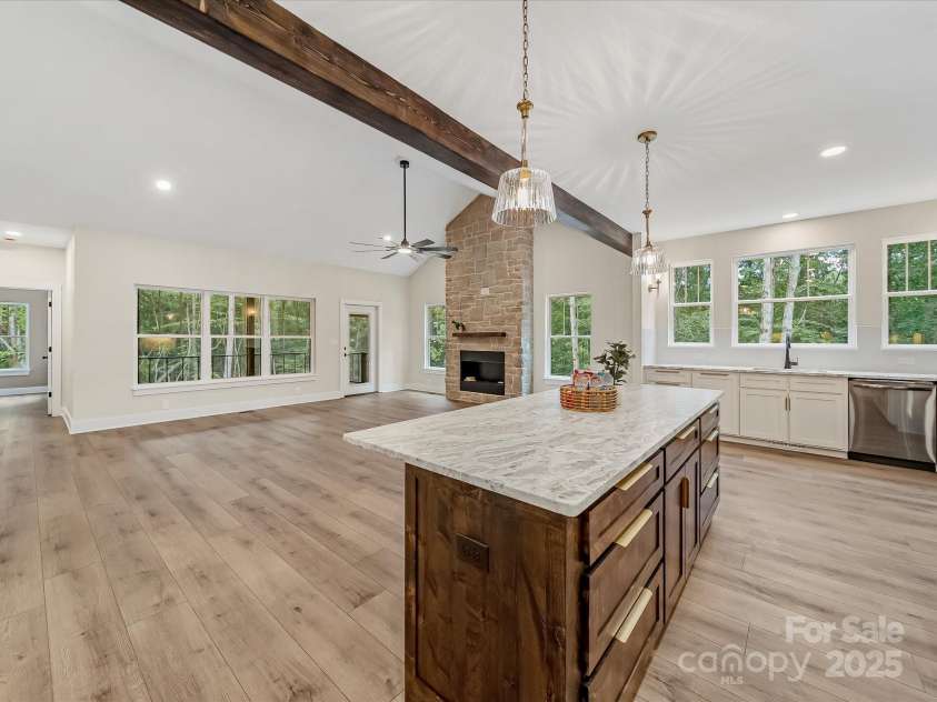 110 Rupard Road, Statesville, NC 28625.  MLS# CAR4232125, YatesRealty ID 34816. Kitchen island