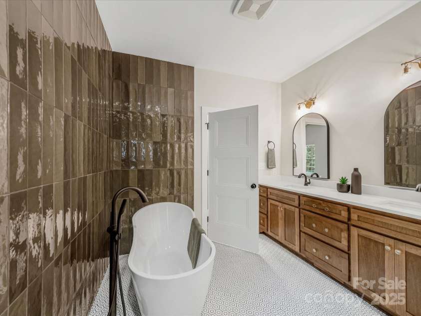 110 Rupard Road, Statesville, NC 28625.  MLS# CAR4232125, YatesRealty ID 34816. Primary bathtub