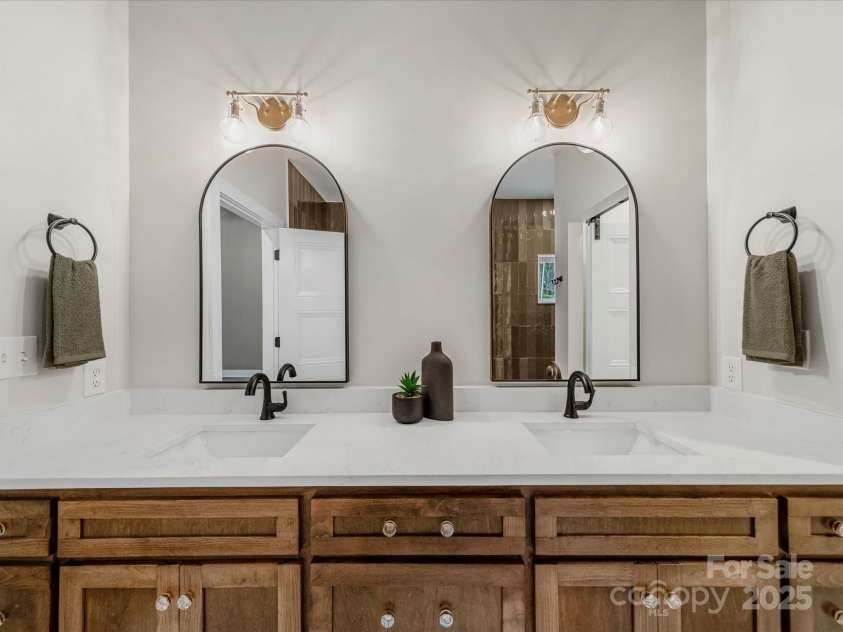 110 Rupard Road, Statesville, NC 28625.  MLS# CAR4232125, YatesRealty ID 34816. Primary vanities