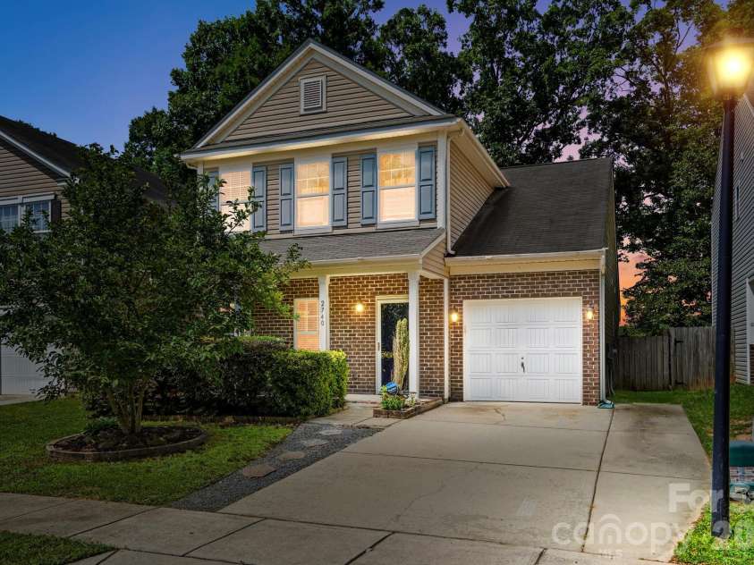 2740 Bramble Ridge Court, Charlotte, NC 28215.  MLS# CAR4398048, YatesRealty ID 34816. 