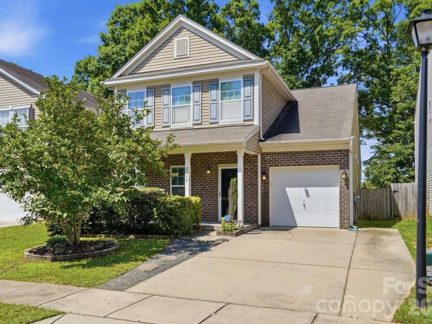 2740 Bramble Ridge Court, Charlotte, NC 28215.  MLS# CAR4398048, YatesRealty ID 34816. 