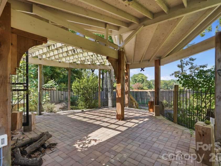 2740 Bramble Ridge Court, Charlotte, NC 28215.  MLS# CAR4398048, YatesRealty ID 34816. 