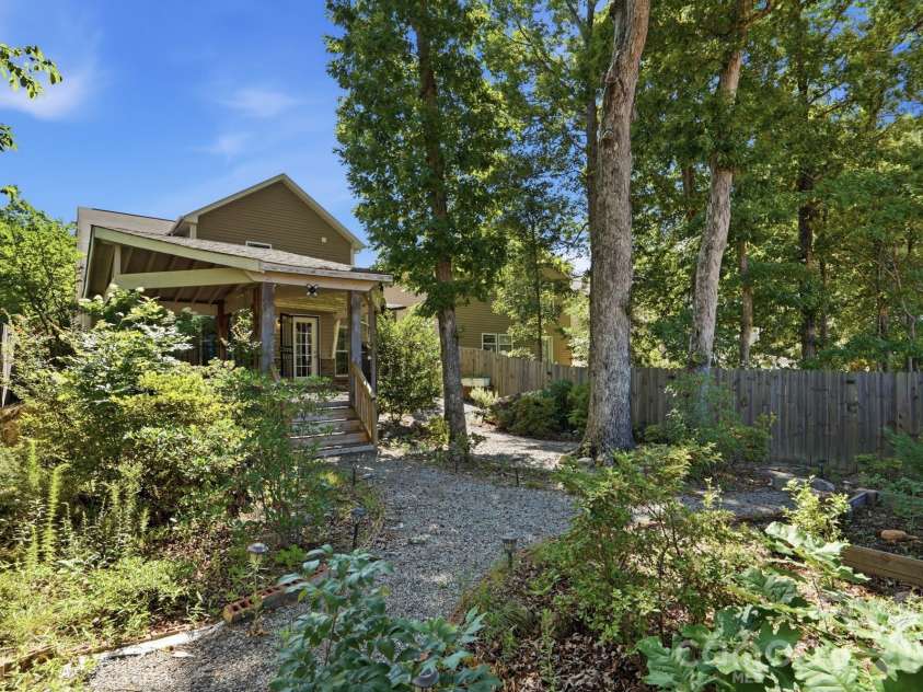 2740 Bramble Ridge Court, Charlotte, NC 28215.  MLS# CAR4398048, YatesRealty ID 34816. 