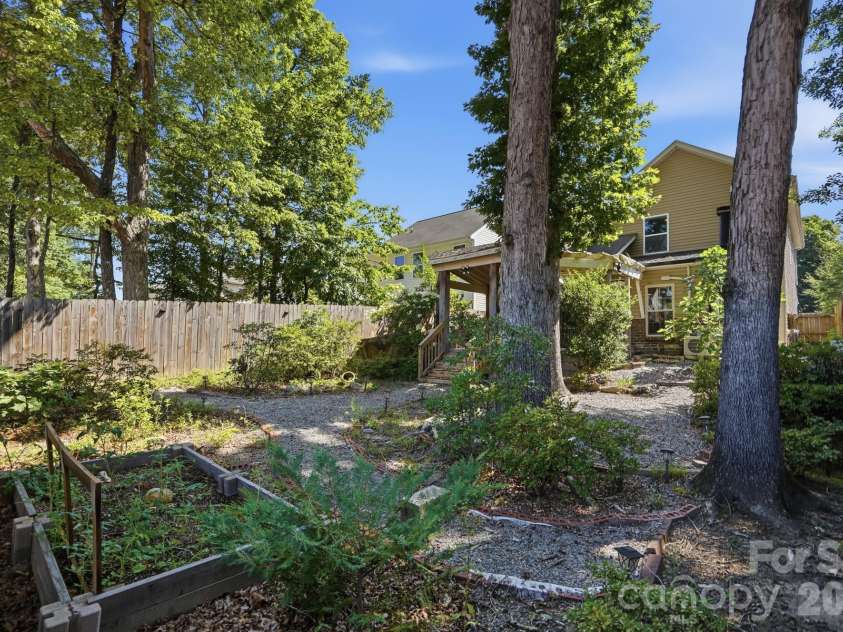 2740 Bramble Ridge Court, Charlotte, NC 28215.  MLS# CAR4398048, YatesRealty ID 34816. 